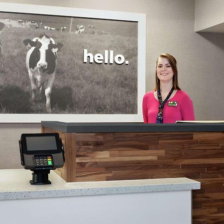 Hampton Inn Трейси Екстериор снимка