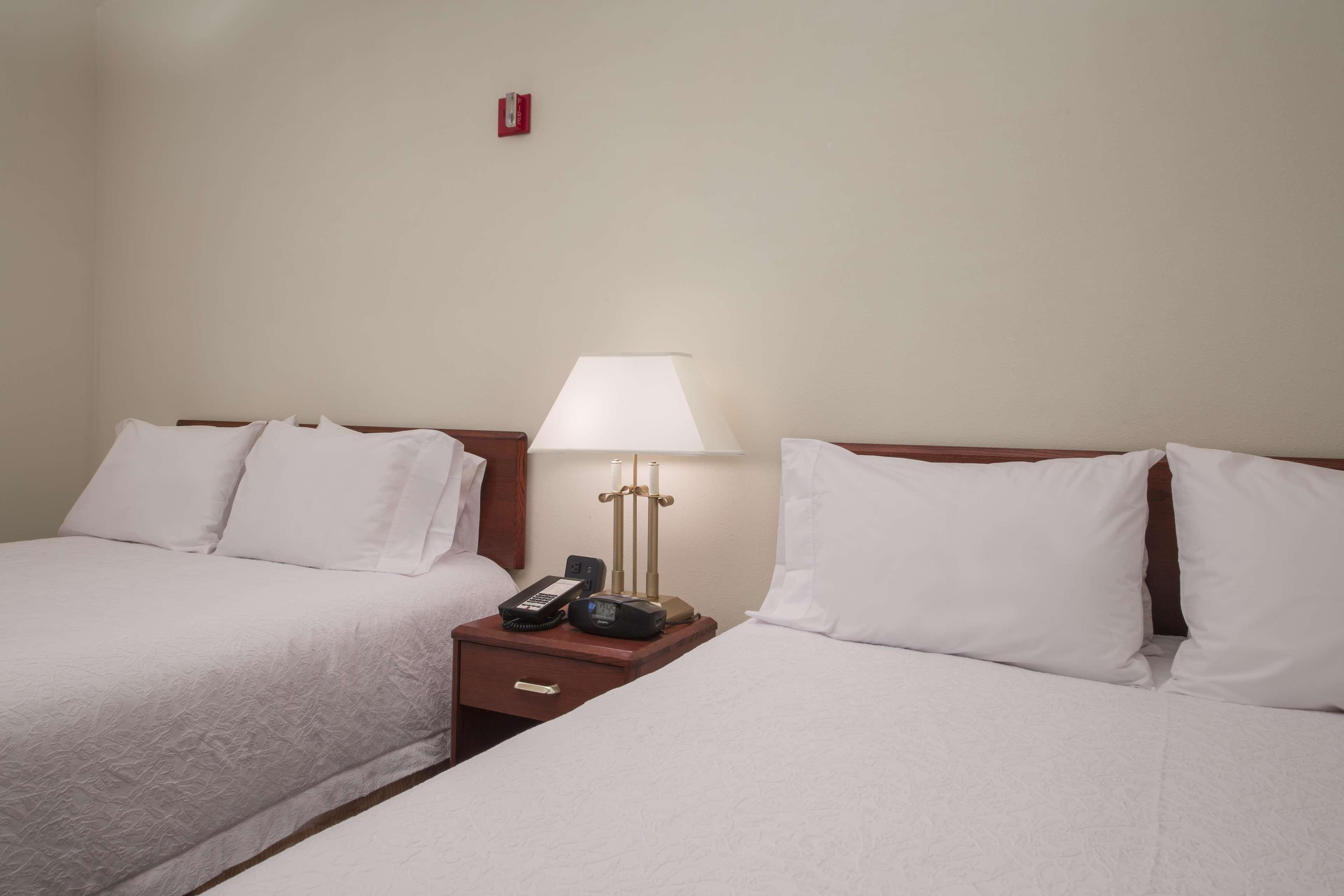 Hampton Inn Трейси Екстериор снимка