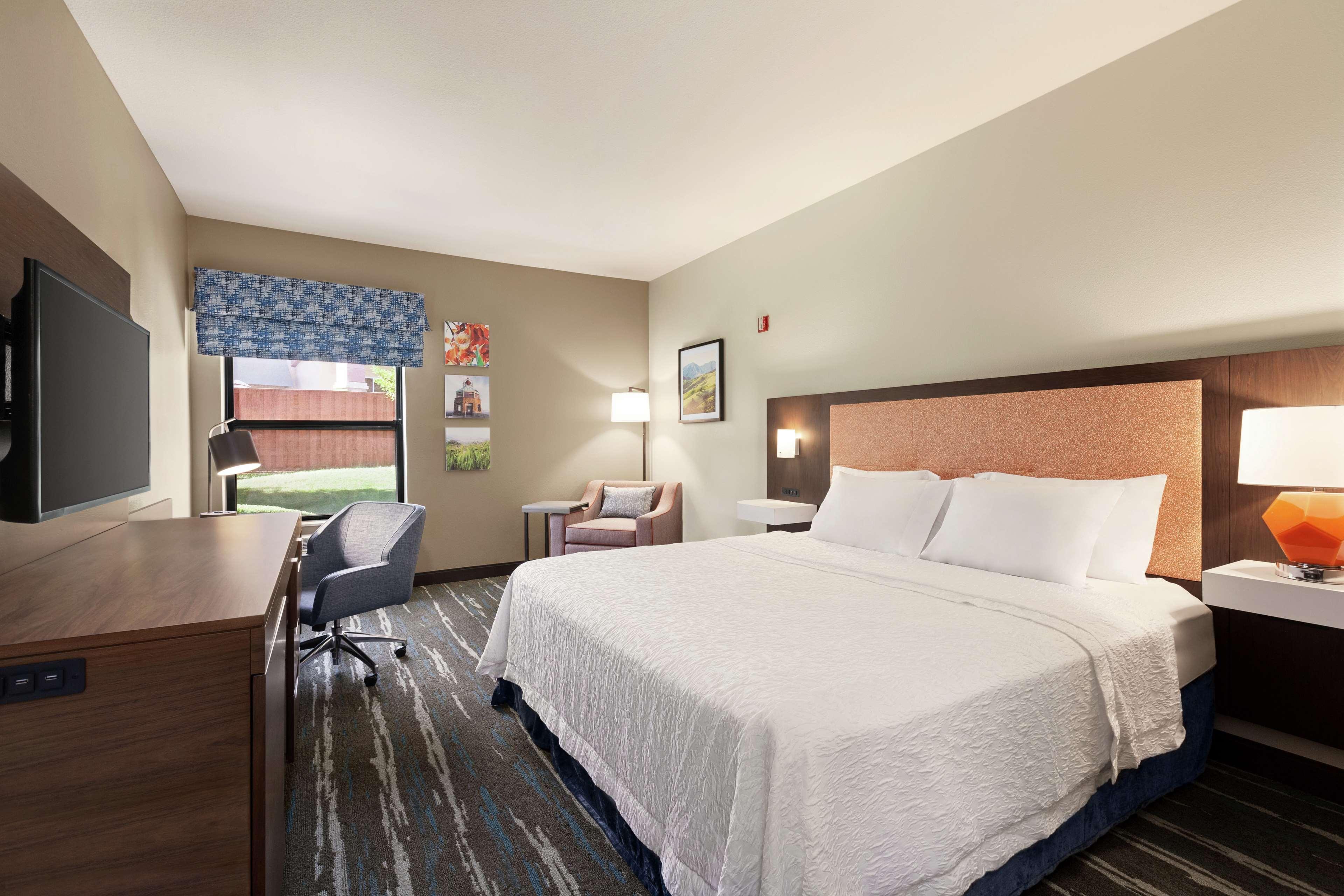 Hampton Inn Трейси Екстериор снимка
