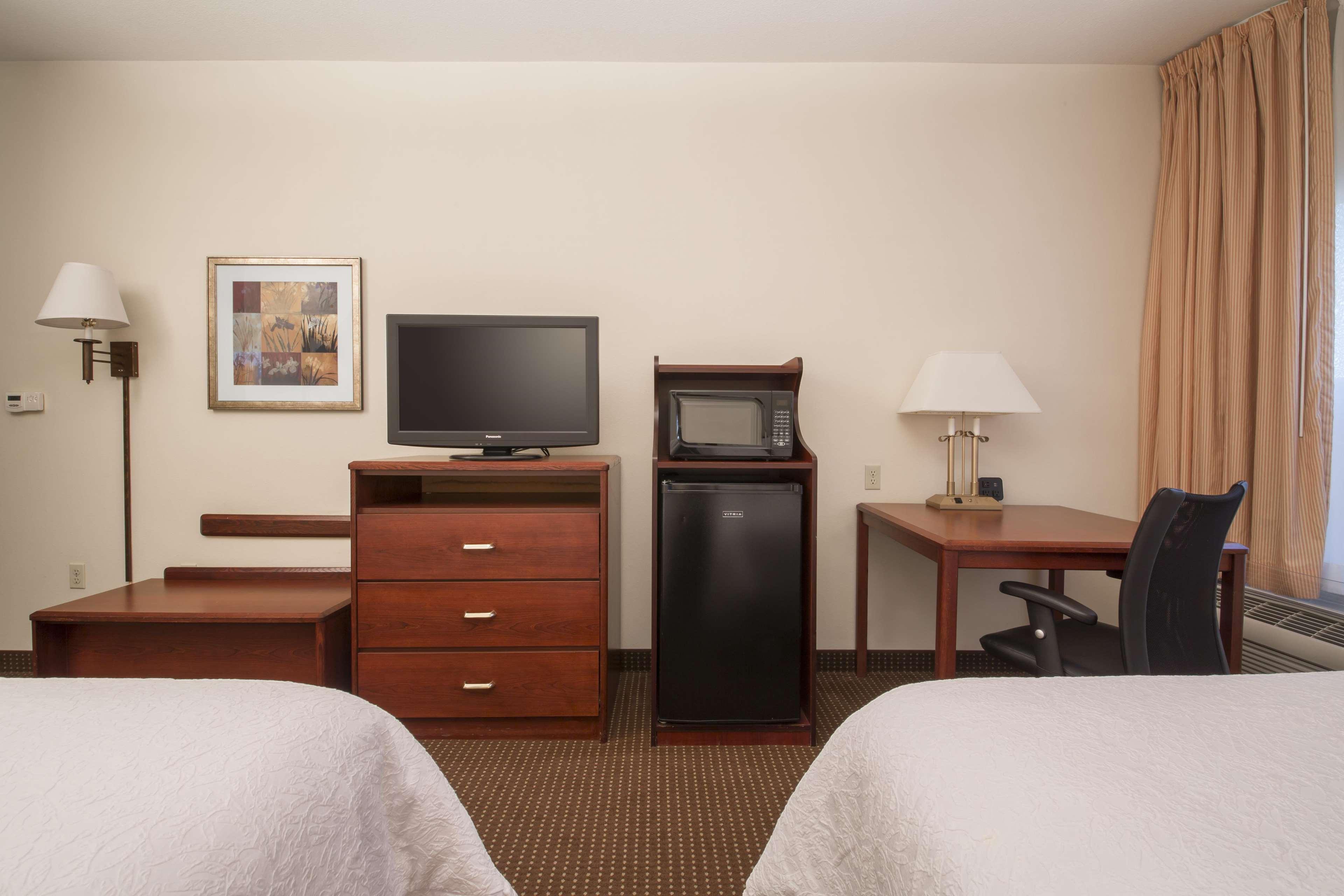 Hampton Inn Трейси Екстериор снимка