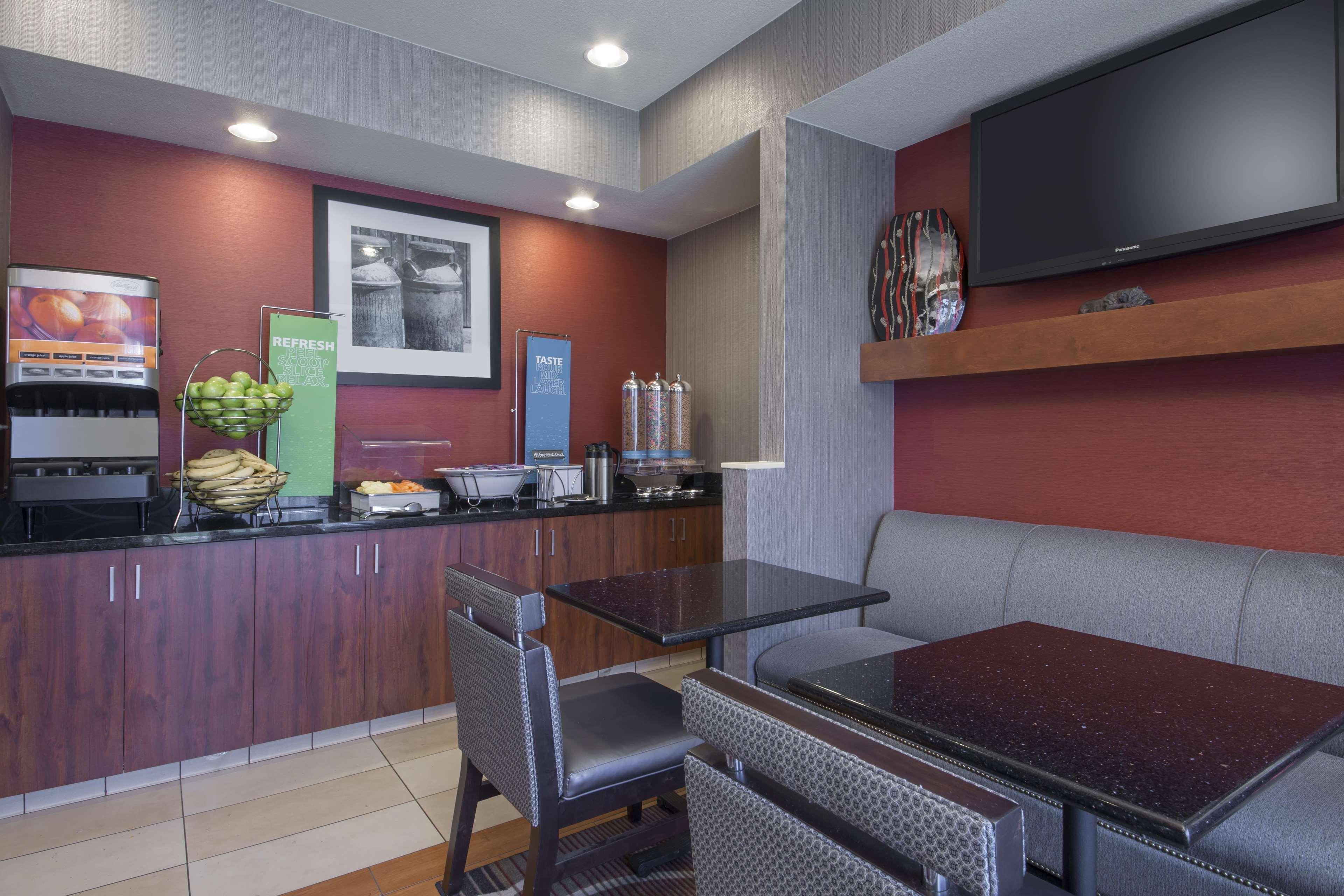 Hampton Inn Трейси Екстериор снимка