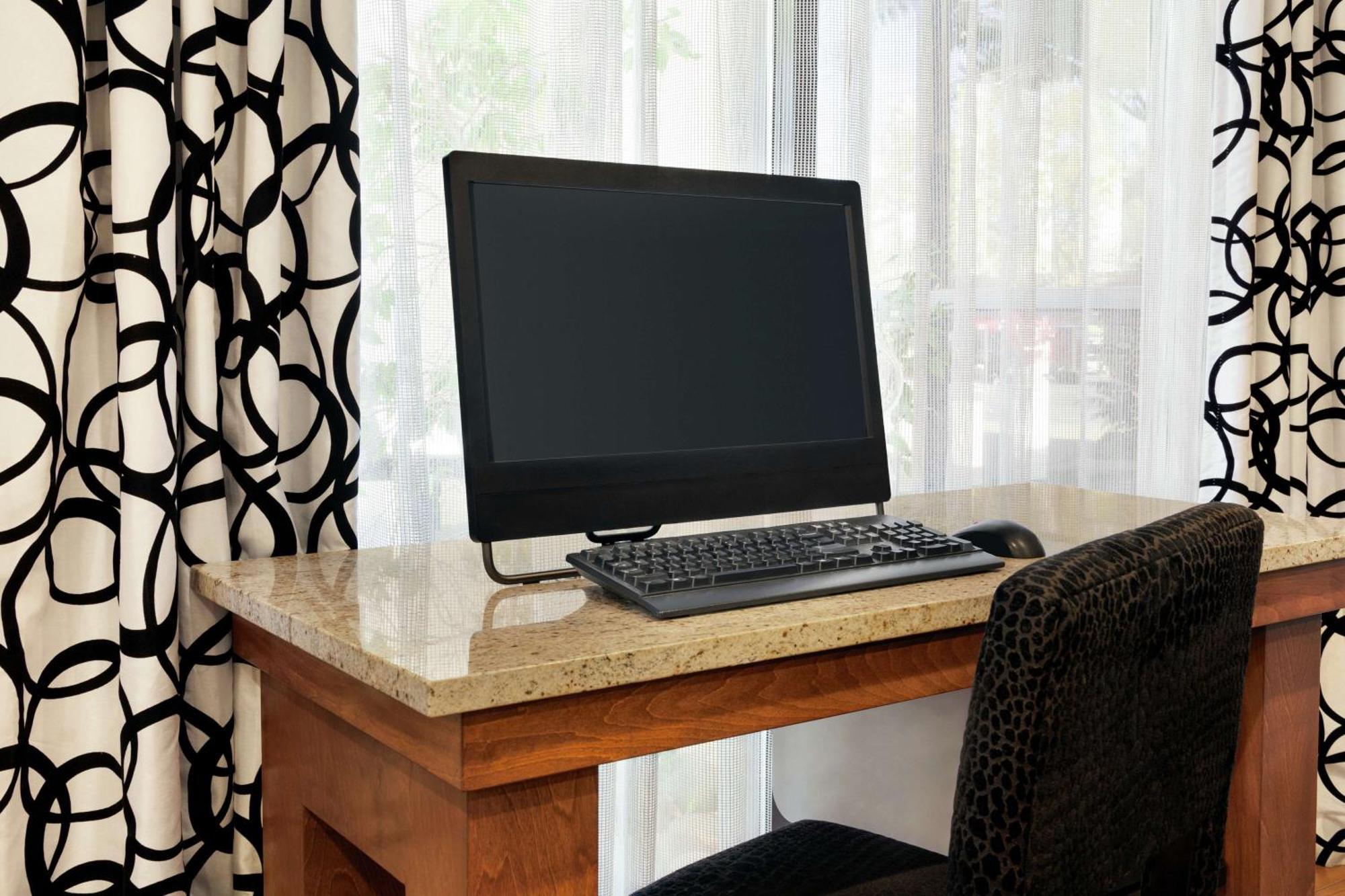 Hampton Inn Трейси Екстериор снимка