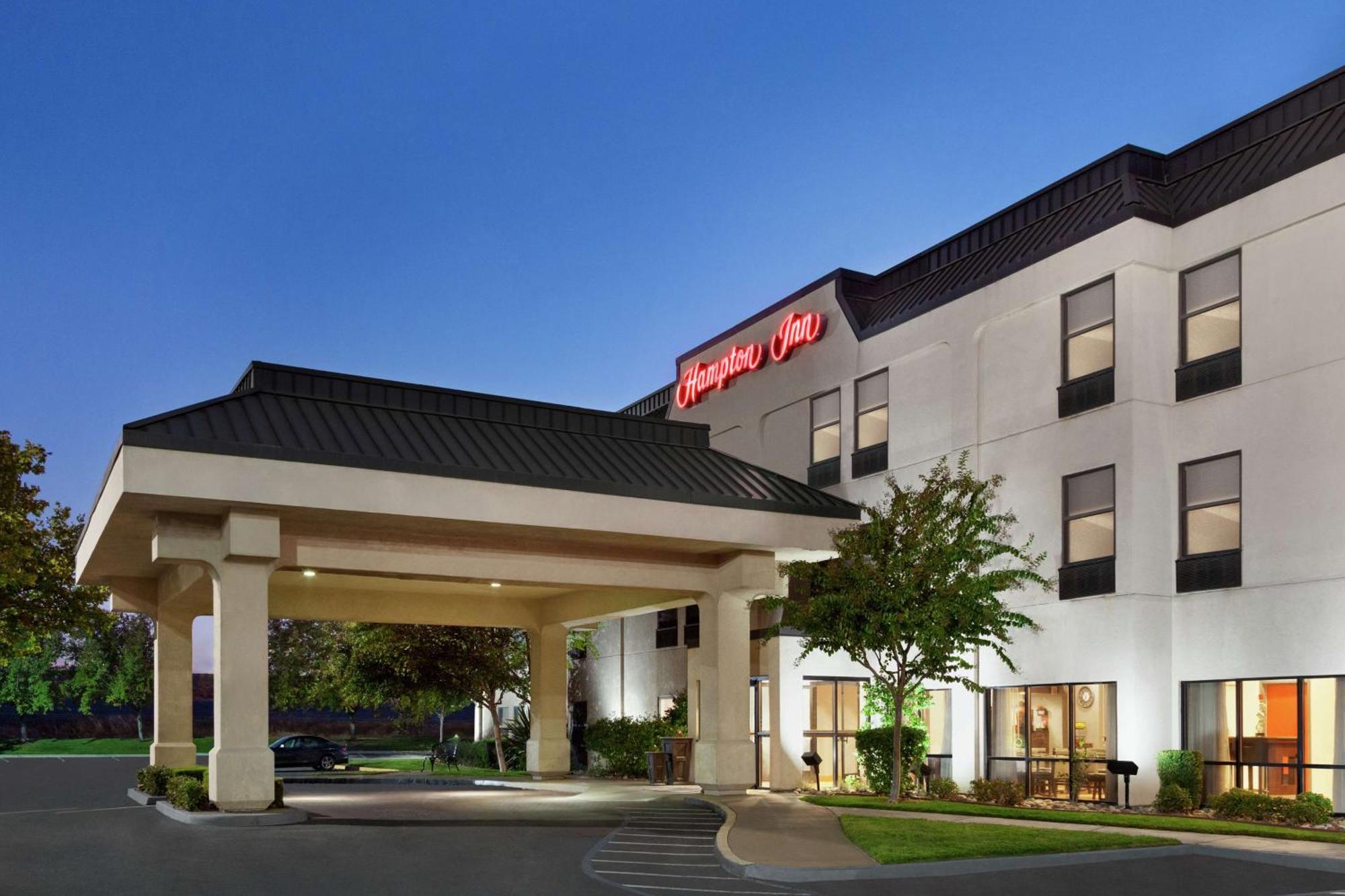 Hampton Inn Трейси Екстериор снимка