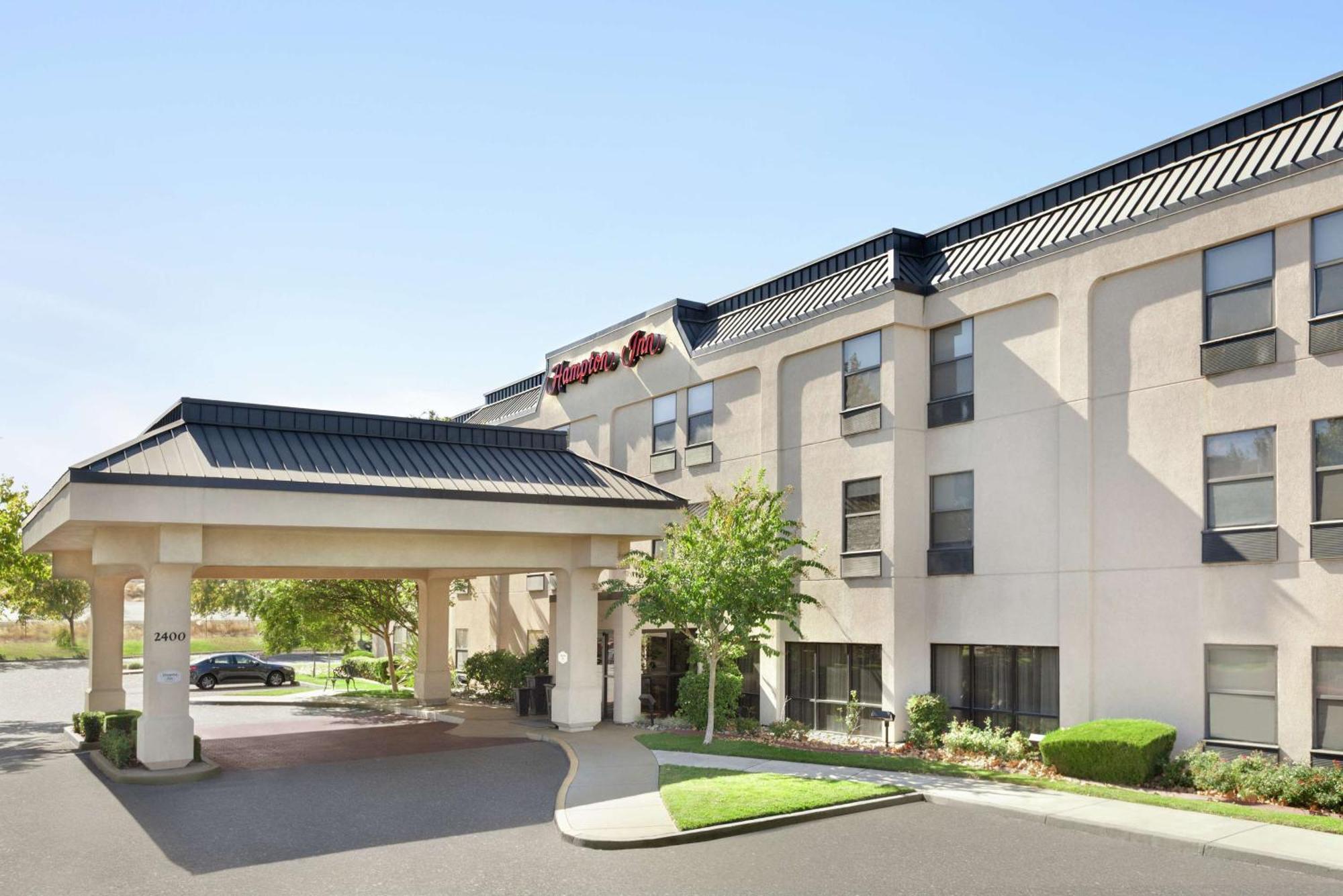 Hampton Inn Трейси Екстериор снимка